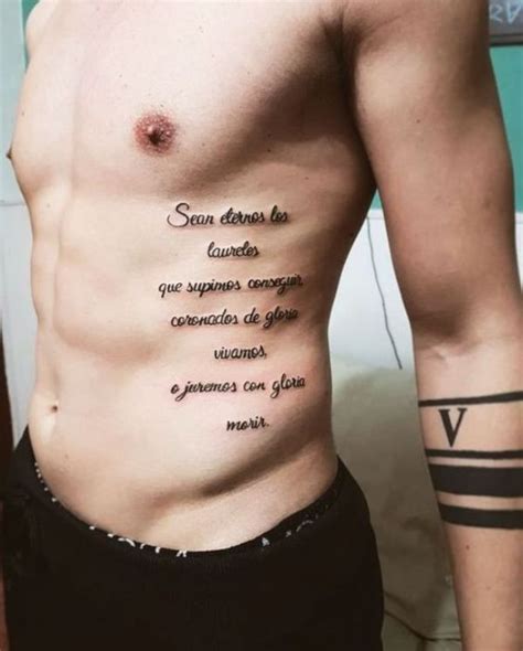 tatuajes en las costillas|Tatuajes de letras en las costillas